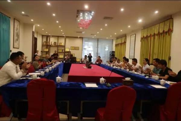 石基镇个私协会全体理事鼓掌通过 石基镇个私协会全体理事鼓掌通过